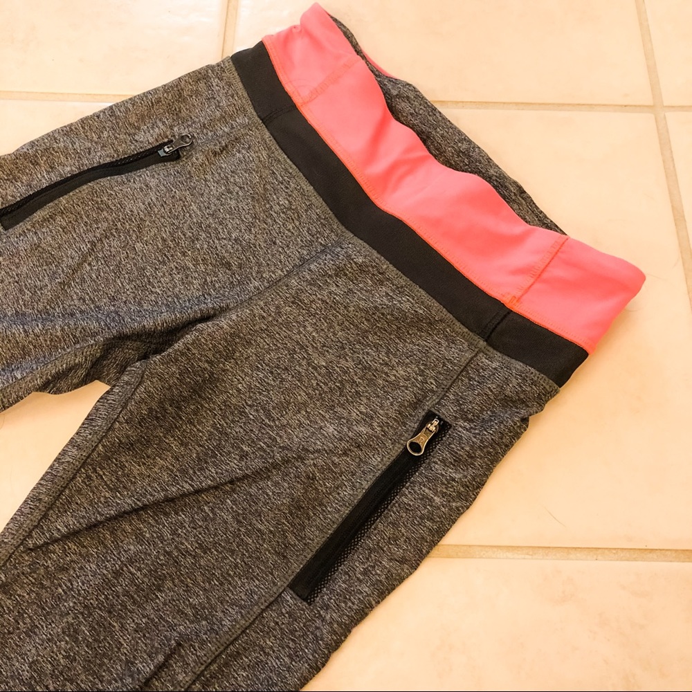 LIKE NEW Lululemon crop leggings w/ zipper detail